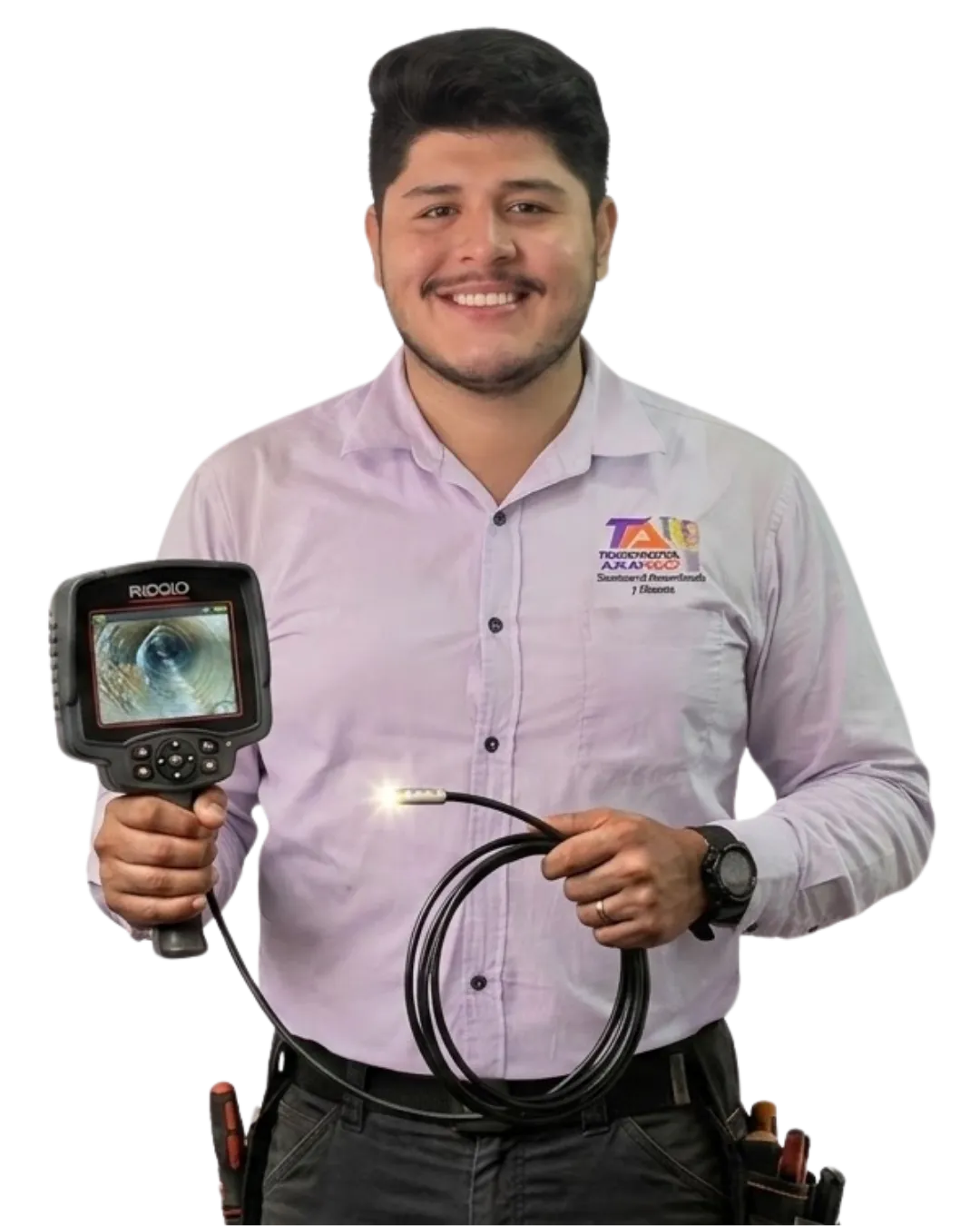 Ingeniero inspeccionando tuberías con cámara